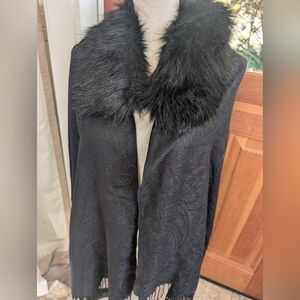 Elegant Black Shawl with Faux Fur Collar